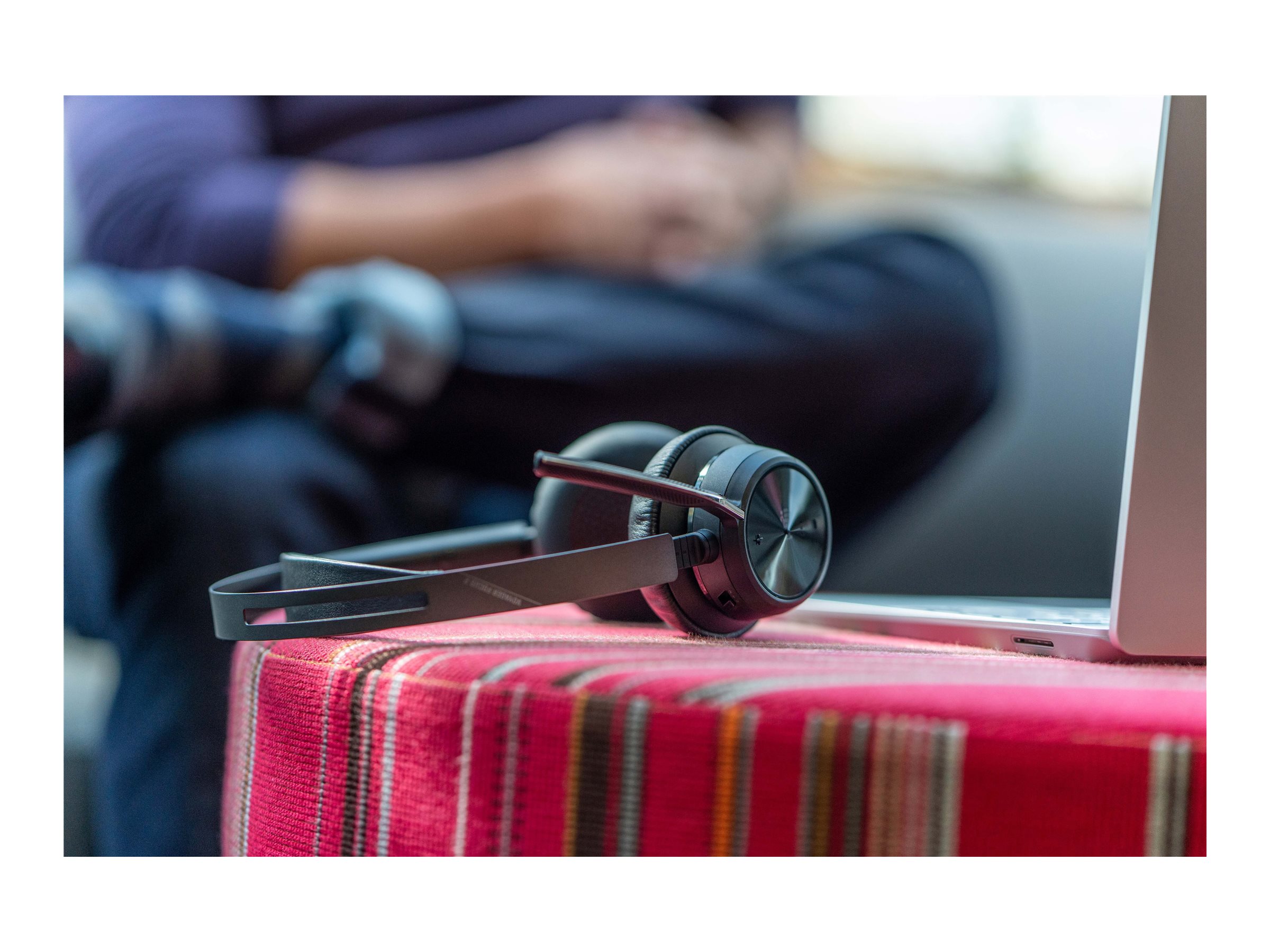 Poly Voyager Focus 2 - Headset